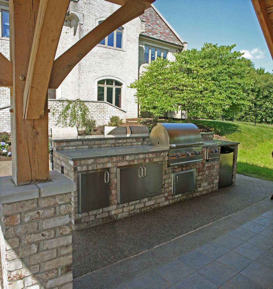 Imagen de casa de la piscina y piscina contemporánea extra grande rectangular en patio trasero con losas de hormigón