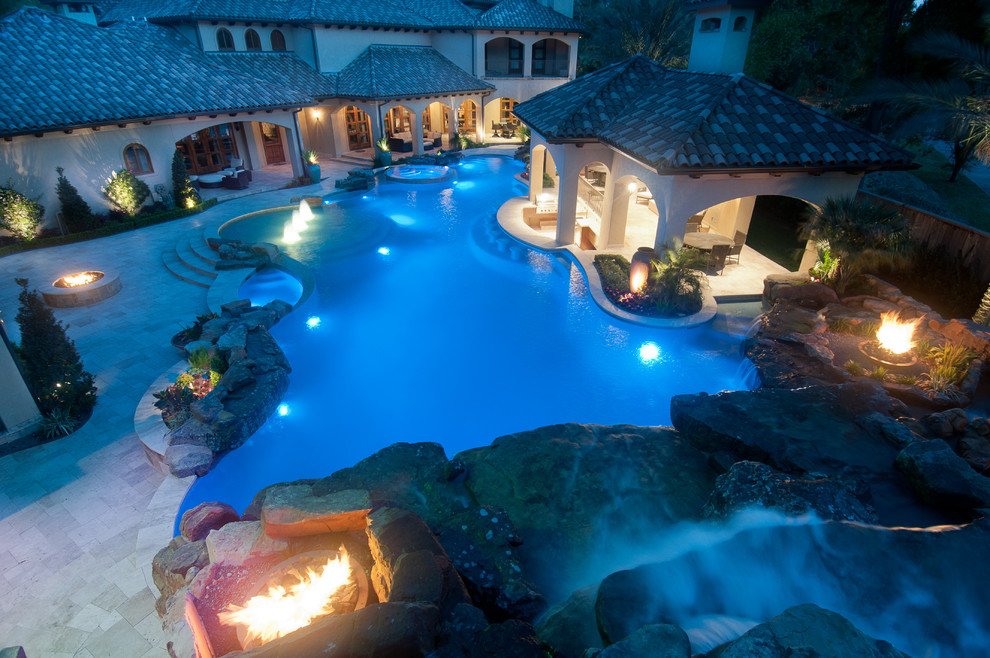 Immagine di un'ampia piscina monocorsia mediterranea personalizzata dietro casa con una vasca idromassaggio e piastrelle