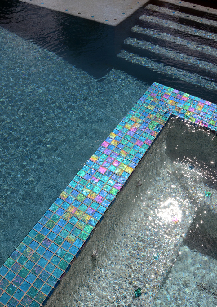 На фото: огромный естественный бассейн произвольной формы на заднем дворе в стиле кантри с джакузи и покрытием из плитки с