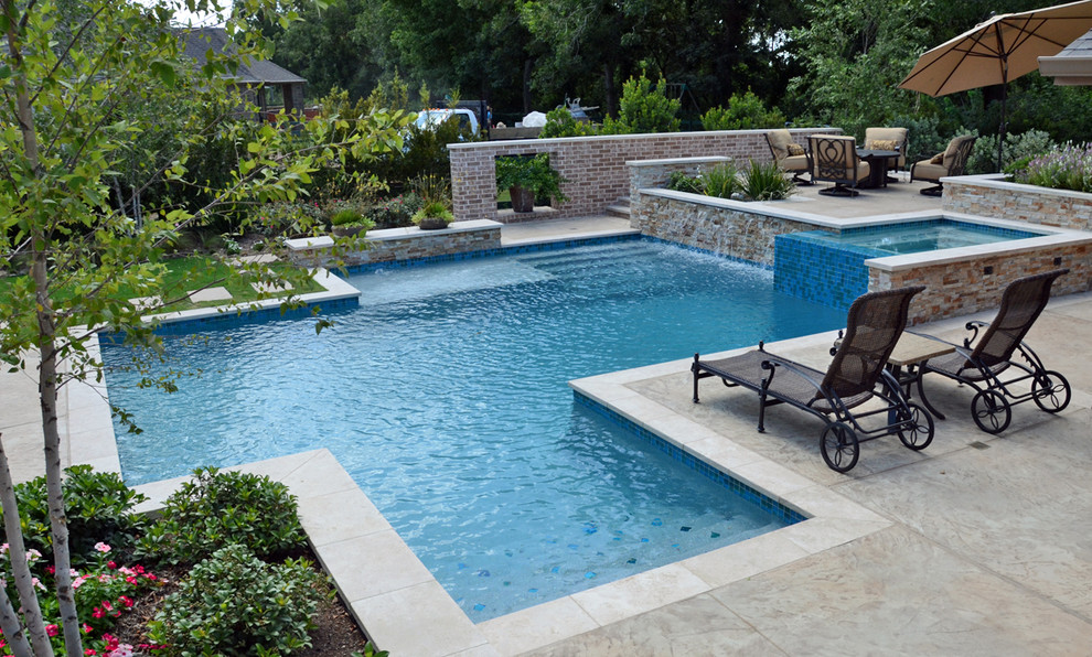 Foto di un'ampia piscina naturale country personalizzata dietro casa con una vasca idromassaggio e piastrelle