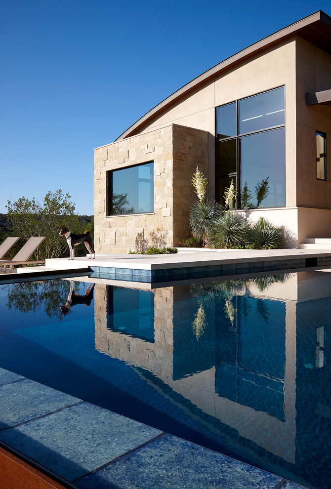 Idee per una piscina a sfioro infinito contemporanea personalizzata dietro casa