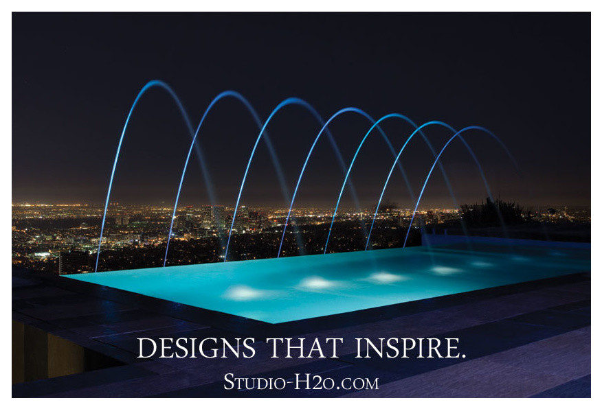 Mittelgroßer, Gefliester Moderner Infinity-Pool hinter dem Haus in rechteckiger Form mit Wasserspiel in Los Angeles