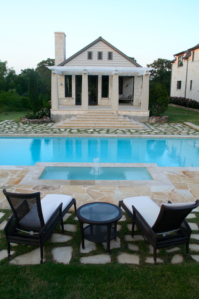 Imagen de piscina tradicional extra grande a medida en patio trasero con adoquines de piedra natural