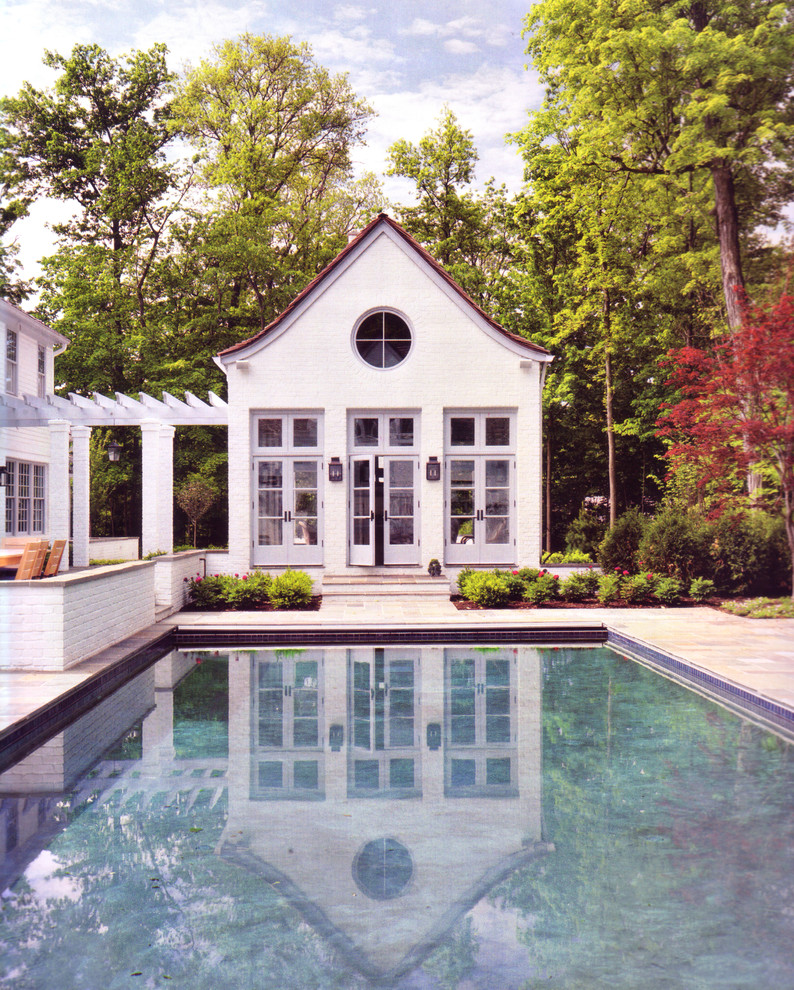 Foto de casa de la piscina y piscina natural tradicional renovada de tamaño medio rectangular en patio trasero con adoquines de piedra natural