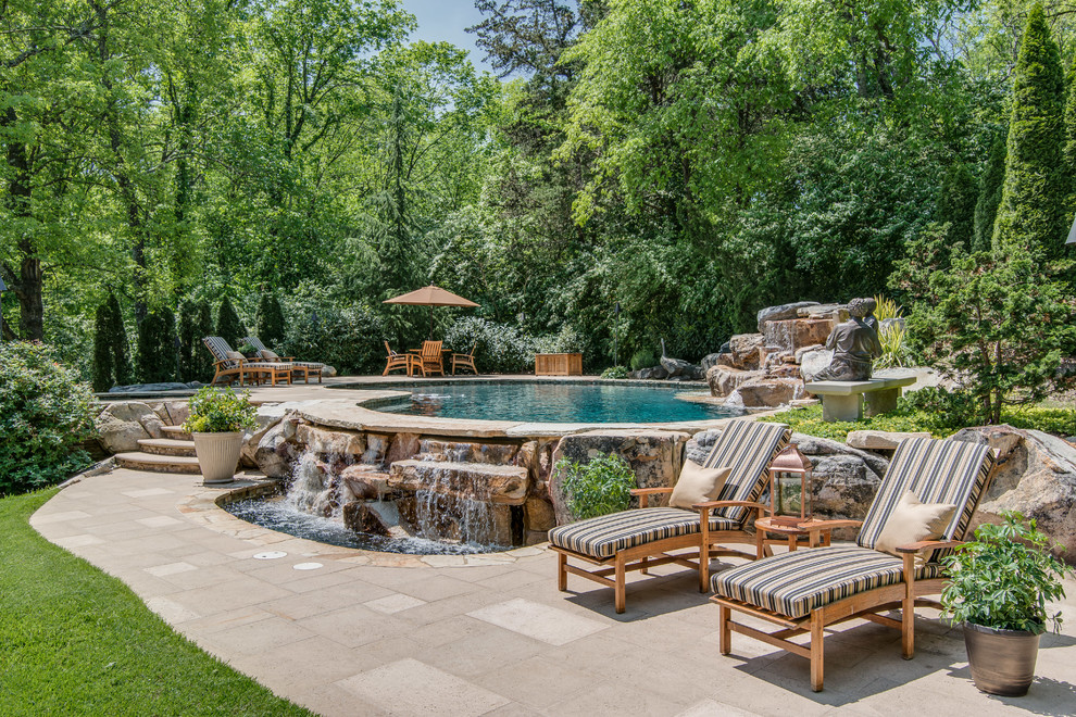 Стильный дизайн: бассейн в форме фасоли на заднем дворе в средиземноморском стиле с фонтаном - последний тренд