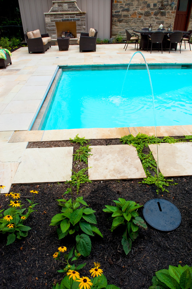 Пример оригинального дизайна: большой прямоугольный бассейн на заднем дворе в стиле неоклассика (современная классика) с фонтаном и покрытием из каменной брусчатки