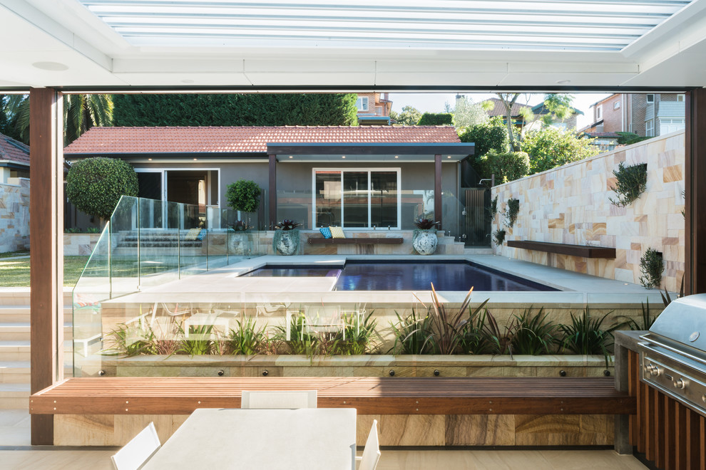 Foto di una piscina monocorsia contemporanea personalizzata dietro casa con una dépendance a bordo piscina