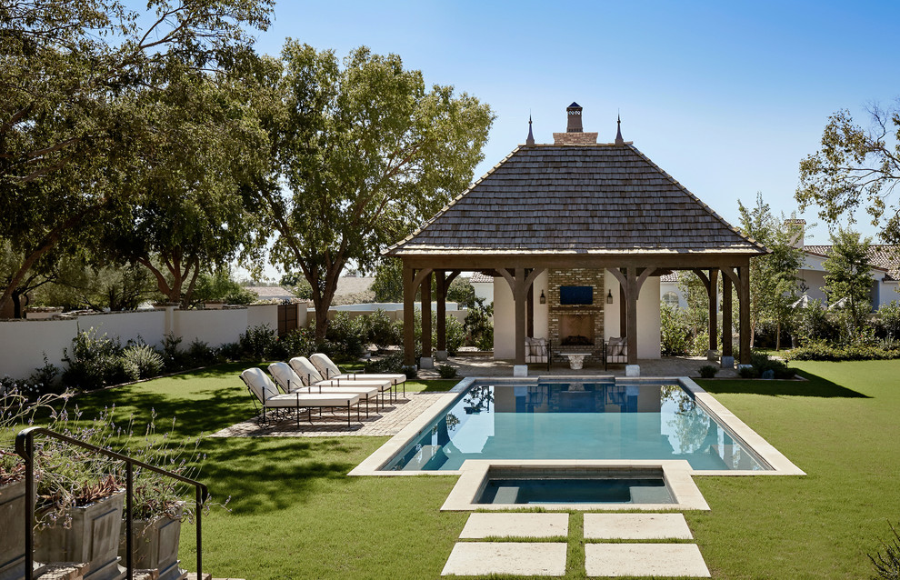 Свежая идея для дизайна: прямоугольный бассейн на заднем дворе в средиземноморском стиле с джакузи - отличное фото интерьера