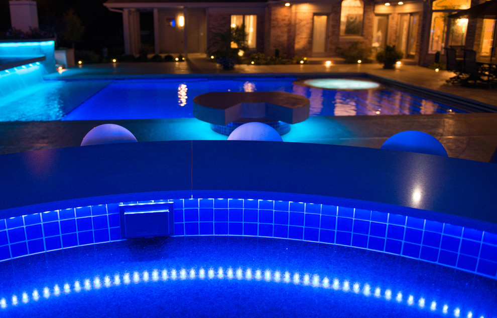 Diseño de piscinas y jacuzzis contemporáneos grandes rectangulares en patio con suelo de hormigón estampado