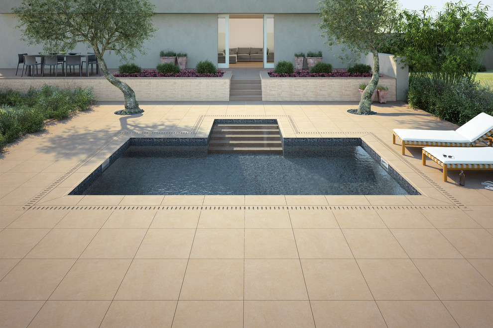 Стильный дизайн: прямоугольный бассейн на заднем дворе в современном стиле с покрытием из плитки - последний тренд