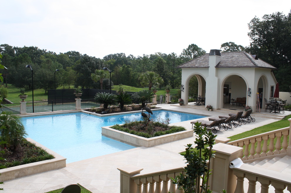 Idée de décoration pour un Abris de piscine et pool houses arrière tradition de taille moyenne et sur mesure avec du carrelage.