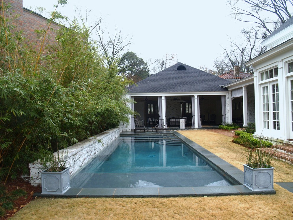 Свежая идея для дизайна: прямоугольный бассейн среднего размера на заднем дворе в современном стиле с домиком у бассейна и покрытием из каменной брусчатки - отличное фото интерьера