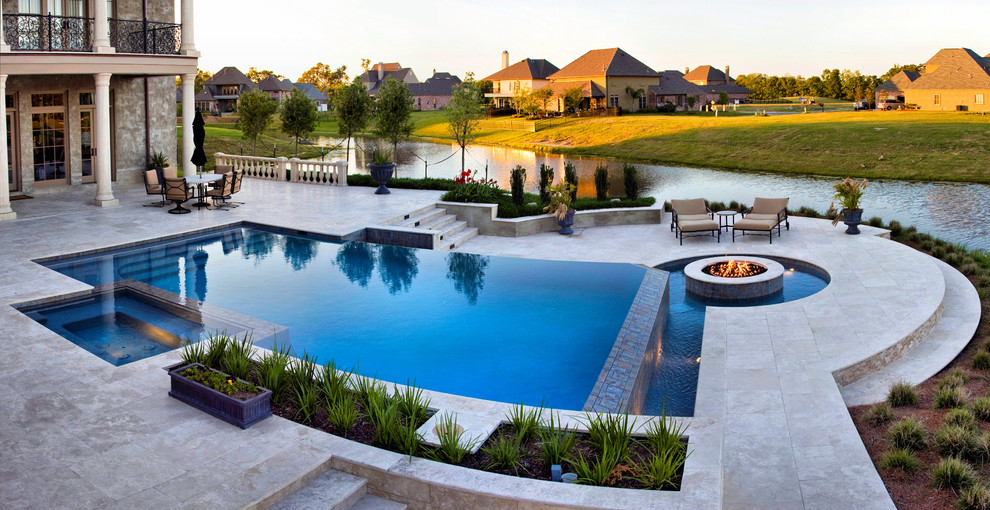 Cette photo montre une piscine à débordement et arrière tendance de taille moyenne et rectangle avec un point d'eau et des pavés en béton.