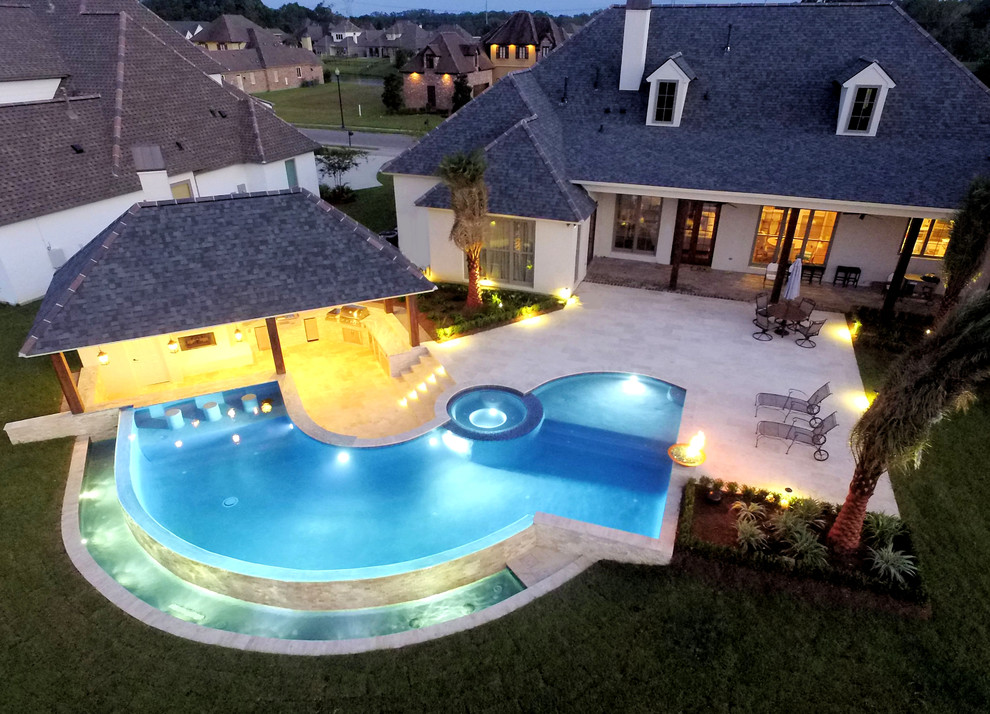 Свежая идея для дизайна: большой бассейн-инфинити произвольной формы на заднем дворе в современном стиле с домиком у бассейна и мощением тротуарной плиткой - отличное фото интерьера