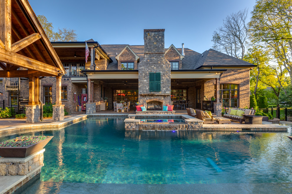 Diseño de piscinas y jacuzzis rústicos rectangulares en patio trasero con adoquines de piedra natural