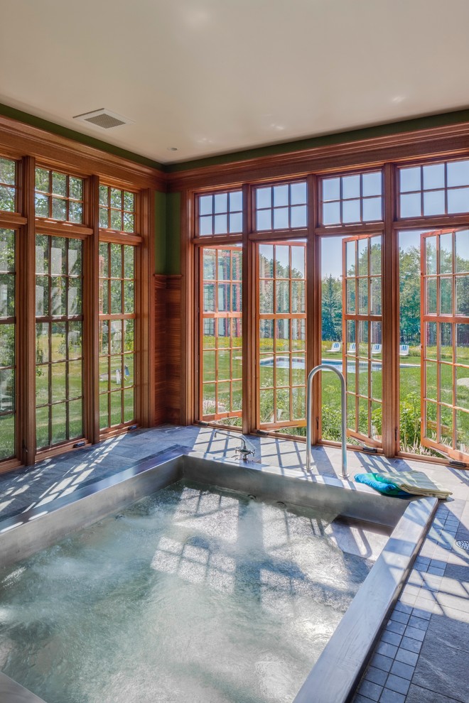 Источник вдохновения для домашнего уюта: большой прямоугольный бассейн в доме в стиле кантри с джакузи и покрытием из каменной брусчатки