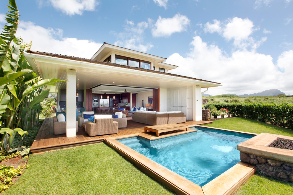 Kleiner Schwimmteich hinter dem Haus in rechteckiger Form mit Wasserspiel und Dielen in Hawaii