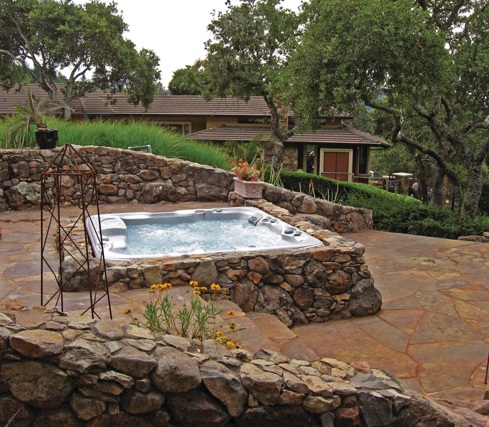 Свежая идея для дизайна: маленький наземный, прямоугольный бассейн на заднем дворе в стиле кантри с джакузи и покрытием из каменной брусчатки для на участке и в саду - отличное фото интерьера