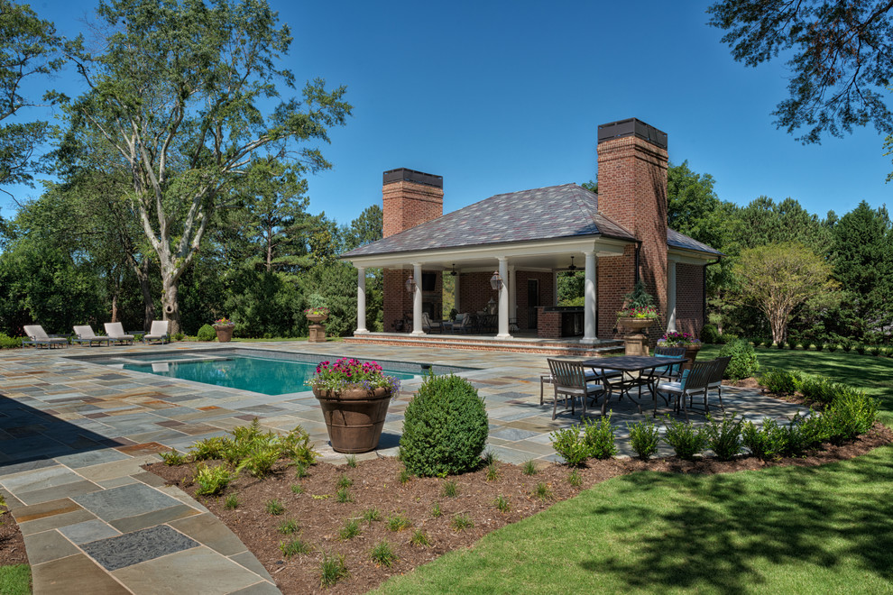 Diseño de casa de la piscina y piscina natural tradicional de tamaño medio rectangular en patio trasero con adoquines de piedra natural