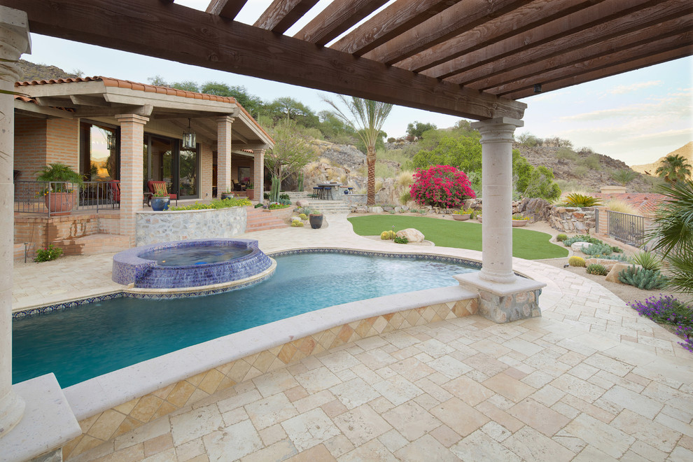 Diseño de piscinas y jacuzzis naturales mediterráneos grandes a medida en patio trasero con adoquines de hormigón
