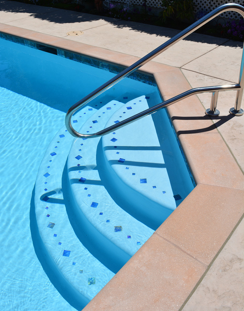 Immagine di una grande piscina classica personalizzata nel cortile laterale con cemento stampato