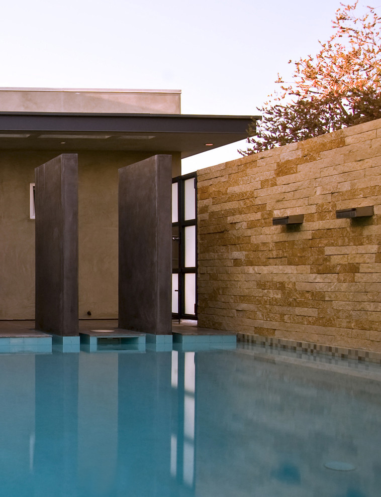Modelo de piscina con fuente infinita retro grande en patio trasero