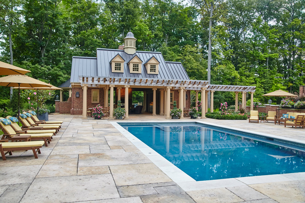 Идея дизайна: огромный прямоугольный бассейн на заднем дворе в викторианском стиле с домиком у бассейна и мощением тротуарной плиткой