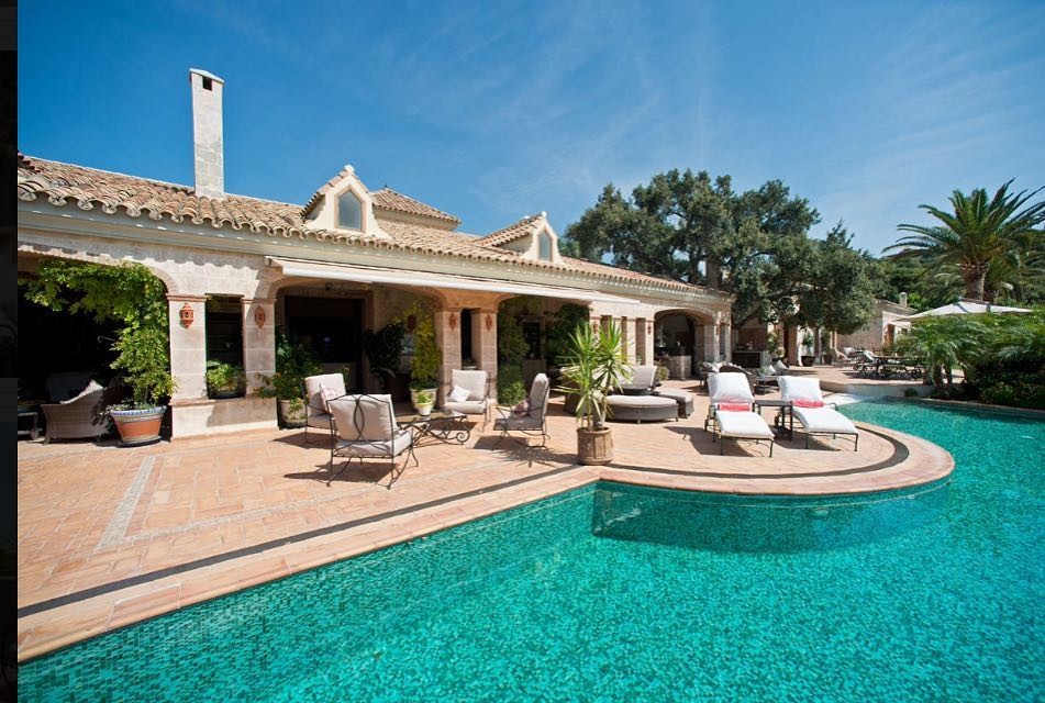 Ispirazione per una grande piscina a sfioro infinito mediterranea personalizzata dietro casa con pavimentazioni in mattoni