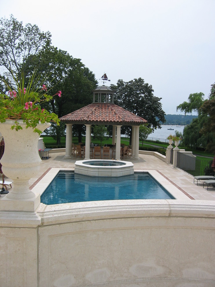 Esempio di una piscina tradizionale