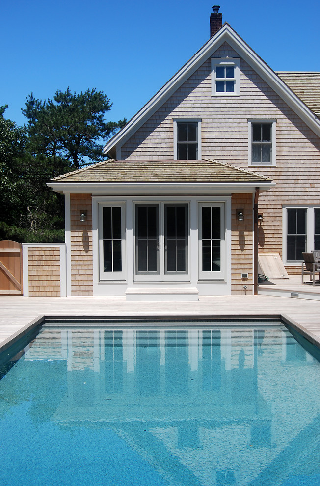Idées déco pour une piscine classique rectangle avec une terrasse en bois.