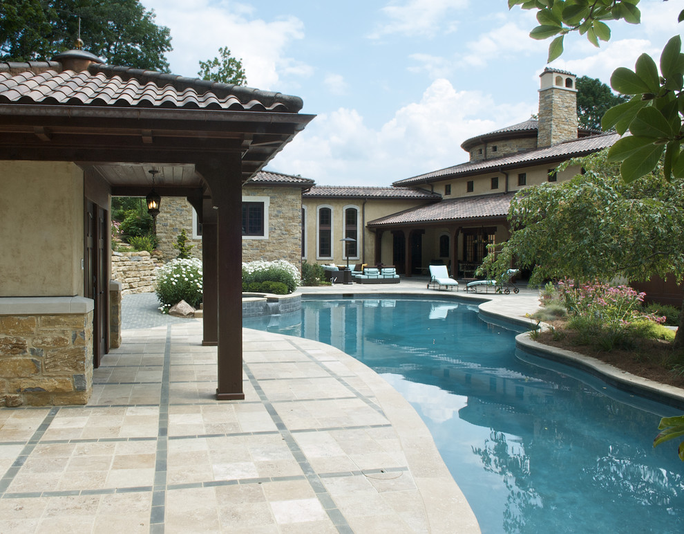 Источник вдохновения для домашнего уюта: бассейн произвольной формы на внутреннем дворе в средиземноморском стиле
