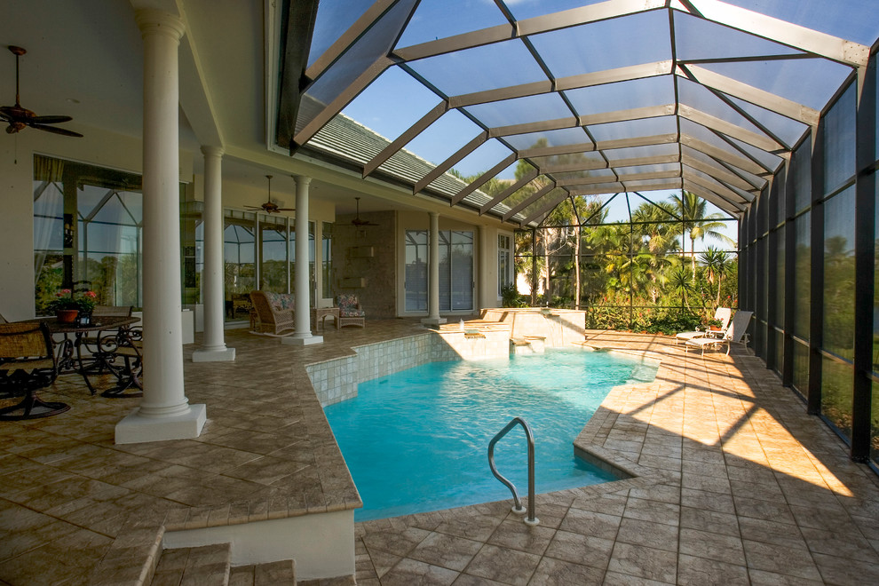 Imagen de piscina exótica extra grande a medida en patio trasero con suelo de baldosas