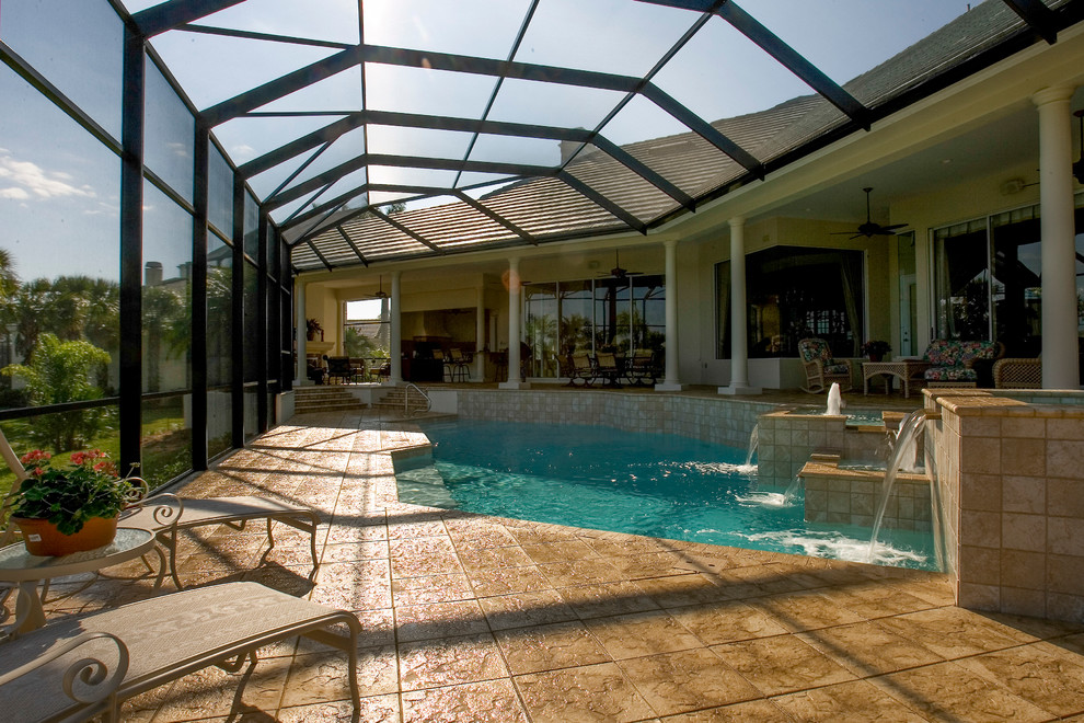 Inspiration för en mycket stor tropisk anpassad pool på baksidan av huset, med kakelplattor