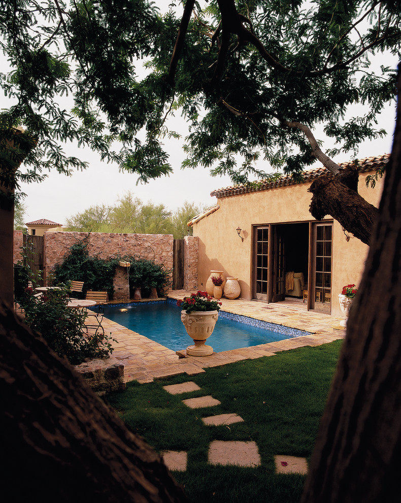 На фото: маленький прямоугольный бассейн в средиземноморском стиле для на участке и в саду с