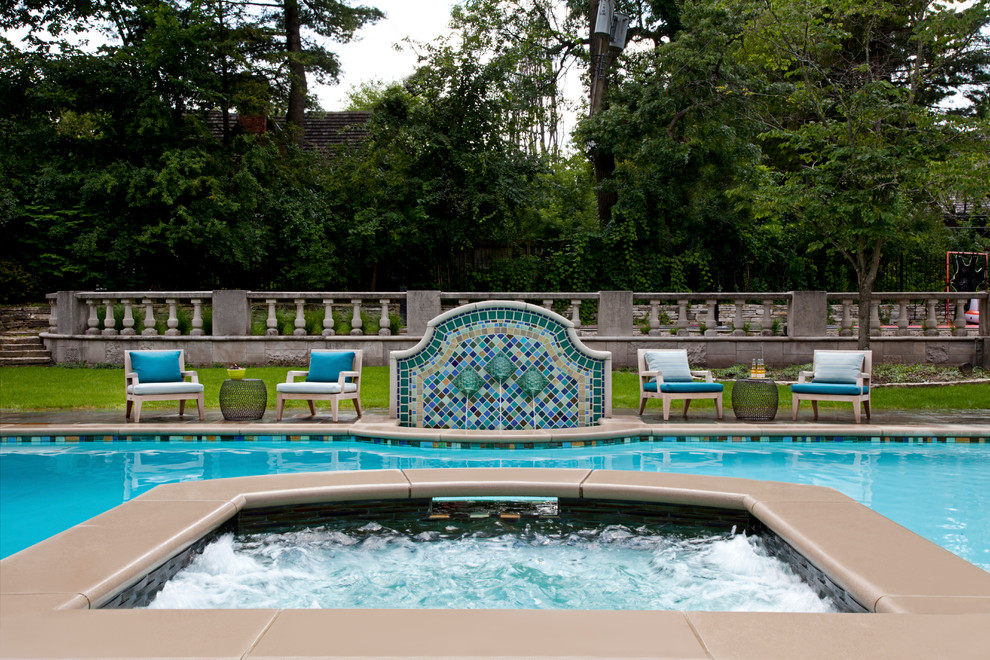 Пример оригинального дизайна: большой спортивный бассейн произвольной формы на заднем дворе в классическом стиле с фонтаном и покрытием из каменной брусчатки