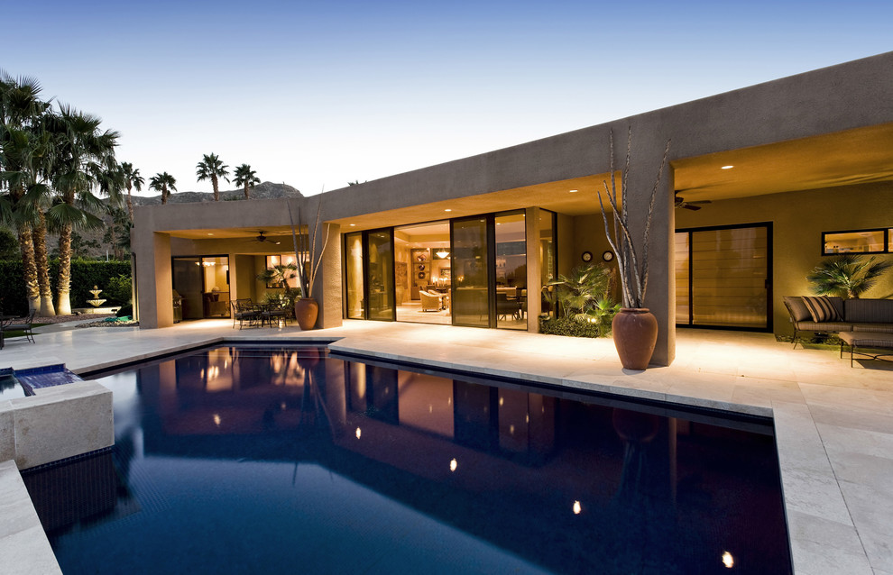 Idee per una piscina moderna personalizzata di medie dimensioni e dietro casa con una vasca idromassaggio e pavimentazioni in cemento