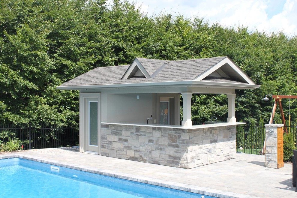Foto di una piscina monocorsia chic rettangolare di medie dimensioni e dietro casa con una dépendance a bordo piscina e pavimentazioni in mattoni