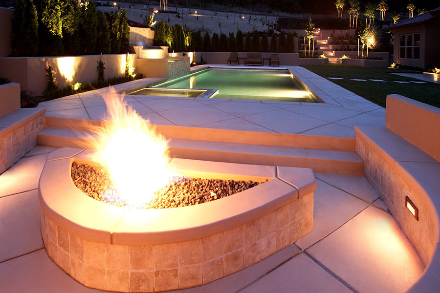 Modelo de piscinas y jacuzzis alargados contemporáneos grandes rectangulares en patio trasero con losas de hormigón