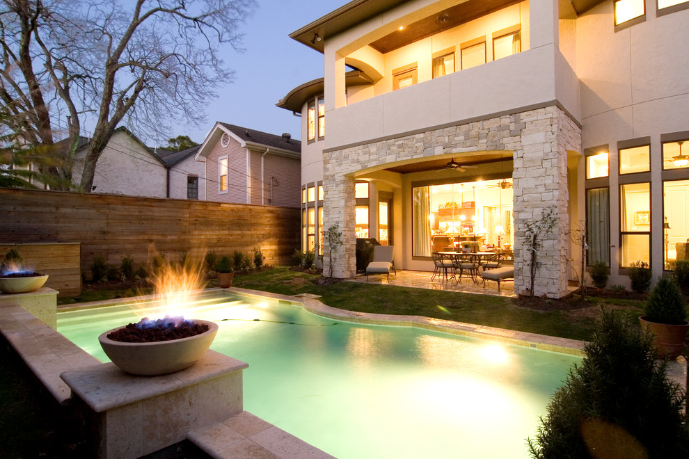 Example of a trendy backyard pool design in Houston