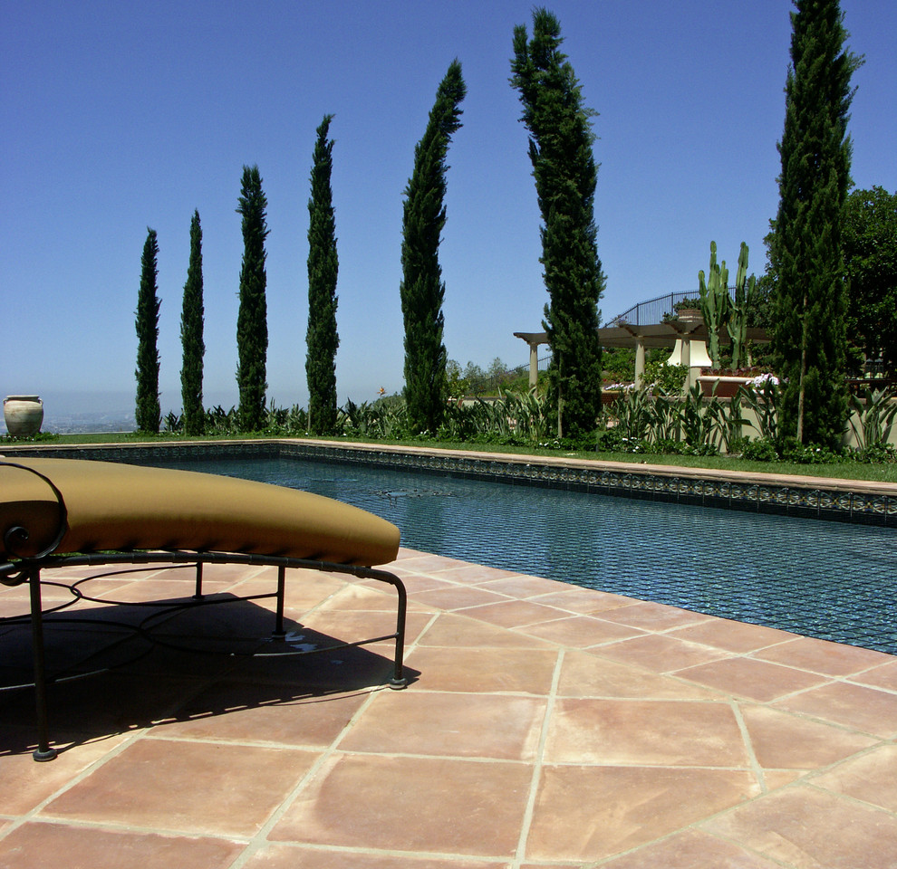 Inspiration pour un grand couloir de nage arrière méditerranéen rectangle avec un point d'eau et du carrelage.