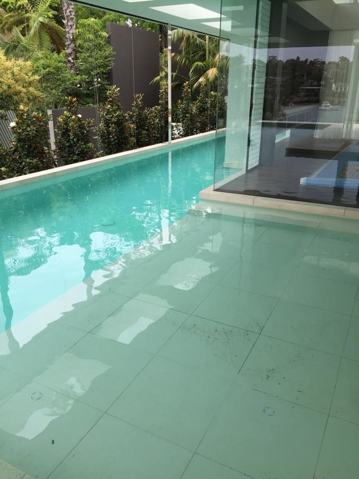 Inredning av en modern pool, med naturstensplattor