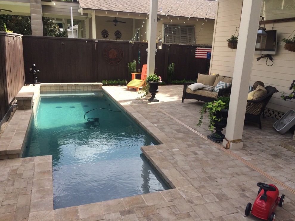 Foto de piscina con fuente alargada actual de tamaño medio rectangular en patio trasero con adoquines de ladrillo