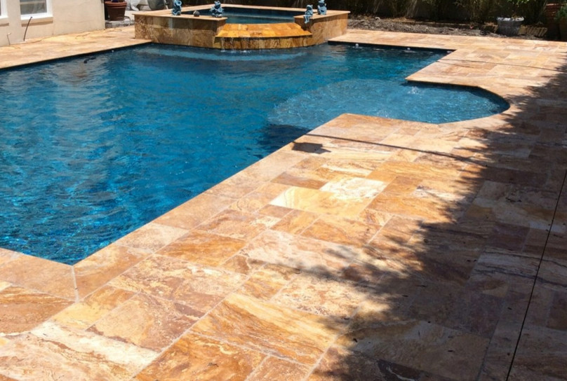 Foto di una piscina monocorsia contemporanea rettangolare di medie dimensioni e dietro casa con una vasca idromassaggio e piastrelle