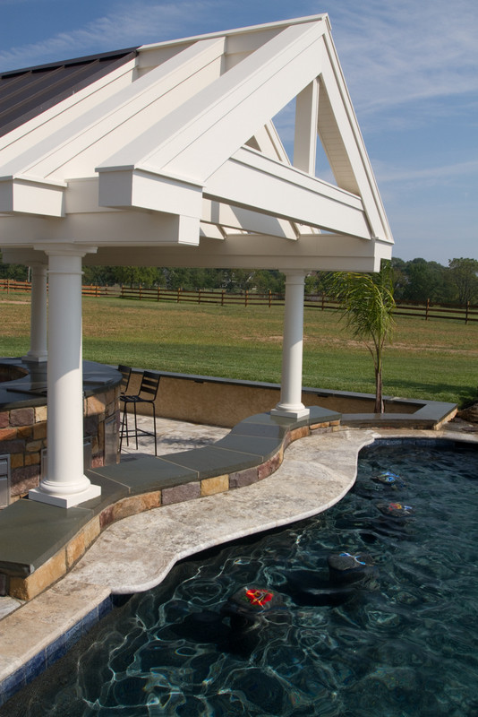 На фото: огромный бассейн произвольной формы на заднем дворе в стиле модернизм с фонтаном и покрытием из гранитной крошки с
