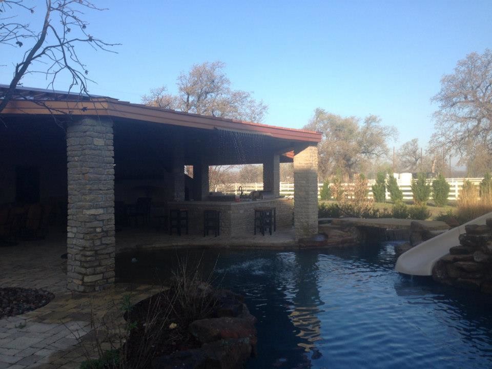Example of an island style pool design in Austin