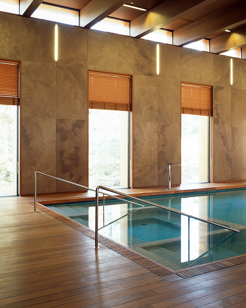 Cette image montre une grande piscine urbaine rectangle avec une terrasse en bois.