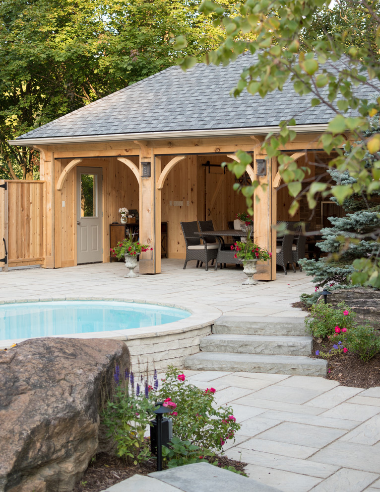 Идея дизайна: бассейн среднего размера на заднем дворе в стиле рустика с домиком у бассейна и мощением тротуарной плиткой