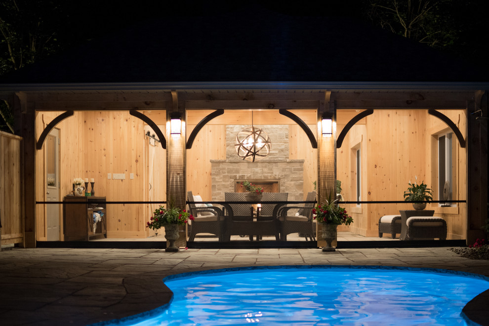 Foto di una piscina stile rurale di medie dimensioni e dietro casa con una dépendance a bordo piscina e pavimentazioni in cemento