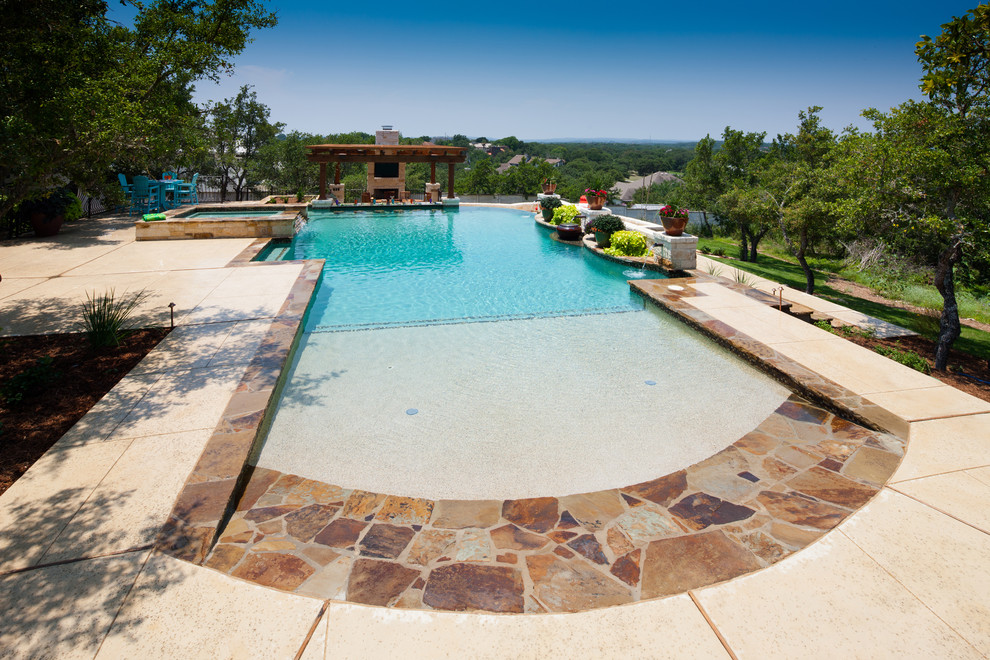 Idée de décoration pour une grande piscine à débordement et arrière chalet avec un point d'eau.