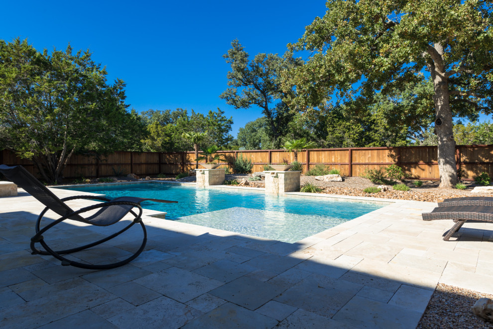 Großer Moderner Pool hinter dem Haus in rechteckiger Form mit Wasserspiel und Dielen in Austin